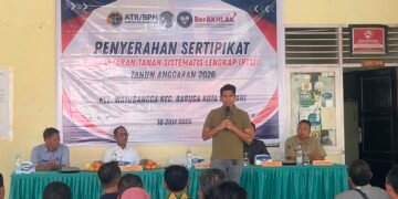 Komisi II DPR RI Pastikan PTSL 2026 Berjalan, Bahtra Serahkan Sertifikat