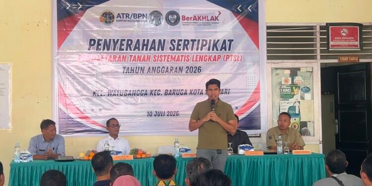 Komisi II DPR RI Pastikan PTSL 2026 Berjalan, Bahtra Serahkan Sertifikat