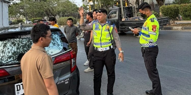 Spion Mobil Lepas Diserempet Truk PT Wings, Warga Minta Perusahaan Bertanggung Jawab